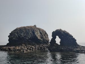 Batu Bolong di TN Komodo, Surga Diving dengan Terumbu Karang dan Hiu