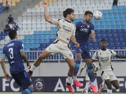 Arema FC meraih kemenangan meyakinkan saat menjamu Dewa United Banten FC dalam lanjutan BRI Super League di Stadion Kanjuruhan, Kabupaten Malang, Jawa Timur, Minggu (25/10/2026). Kemenangan tersebut menjadi hasil positif bagi Arema FC di hadapan pendukungnya. Empat gol yang tercipta membawa suasana pertandingan semakin meriah sekaligus menunjukkan ketajaman lini serang tuan rumah. ANTARA FOTO/Ari Bowo Sucipto