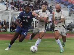 Di sisi lain, Dewa United harus menerima kekalahan tanpa mampu membalas empat gol yang bersarang di gawang mereka. Hasil ini membuat Arema FC mengamankan kemenangan penting dalam persaingan kompetisi kasta tertinggi sepak bola Indonesia. ANTARA FOTO/Ari Bowo Sucipto