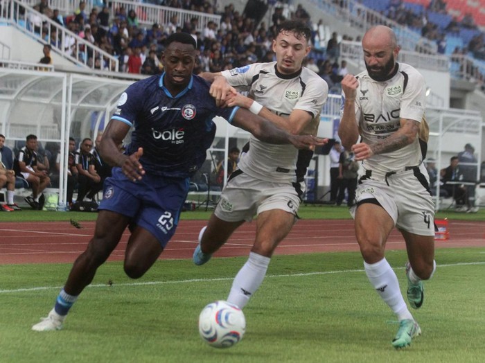 Pesepak bola Arema FC Rianderson Da Costa Morais (tengah) berselebrasi bersama rekannya Gabriel Silva Costa (kiri) dan Achmad Maulana Syarif (kanan) usai mencetak gol di gawang Dewa United Banten FC dalam pertandingan BRI Super League di Stadion Kanjuruhan, Kabupaten Malang, Jawa Timur, Minggu (25/10/2026). Arema menang atas Dewa United dengan skor akhir 4-0. ANTARA FOTO/Ari Bowo Sucipto