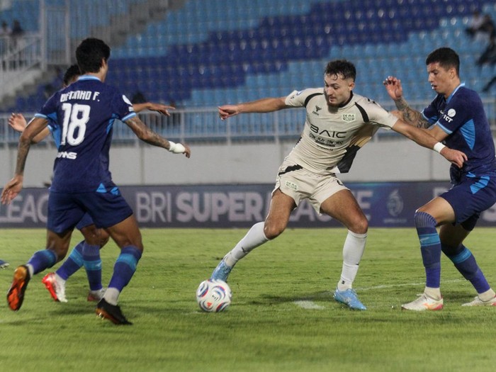 Pesepak bola Arema FC Rianderson Da Costa Morais (tengah) berselebrasi bersama rekannya Gabriel Silva Costa (kiri) dan Achmad Maulana Syarif (kanan) usai mencetak gol di gawang Dewa United Banten FC dalam pertandingan BRI Super League di Stadion Kanjuruhan, Kabupaten Malang, Jawa Timur, Minggu (25/10/2026). Arema menang atas Dewa United dengan skor akhir 4-0. ANTARA FOTO/Ari Bowo Sucipto