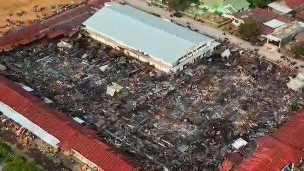 Polisi amankan MA (29) yang diduga membakar Pasar Sentral Batu-batu, Soppeng. Kondisi Pasar Sentral Batu-batu, Kabupaten Soppeng usai terbakar pada Sabtu (24/10/2026) malam.