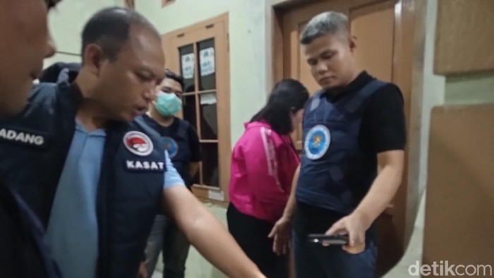 Polisi amankan perempuan positif narkoba di indekos Sumedang.