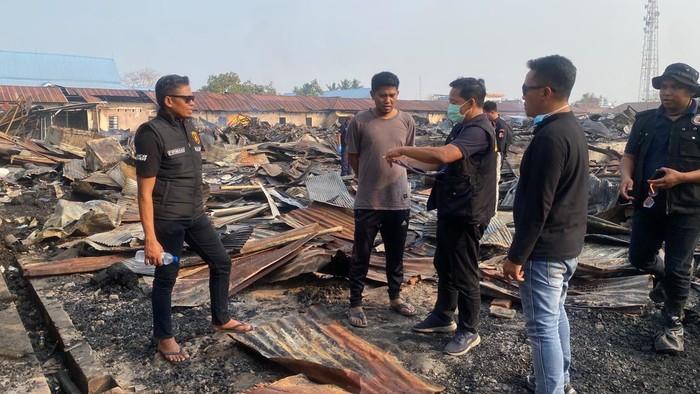 Polisi melakukan olah tempat kejadian perkara (TKP) di Pasar Sentral Batu-batu, Kabupaten Soppeng.