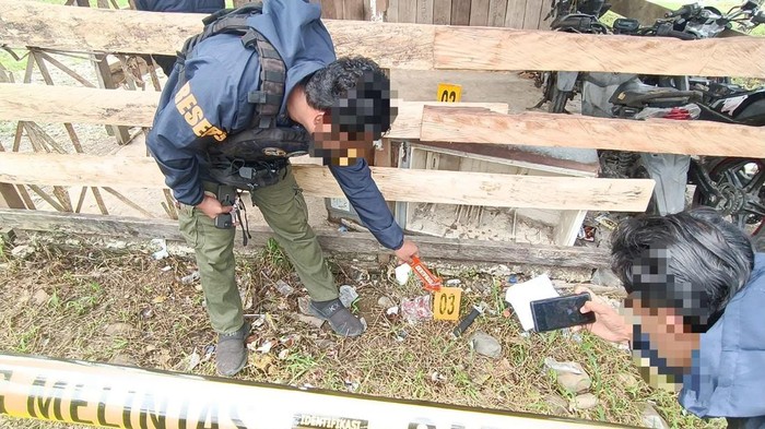 Polisi melakukan olah TKP penikaman tenaga honorer RSUD Dekai di Yahukimo.