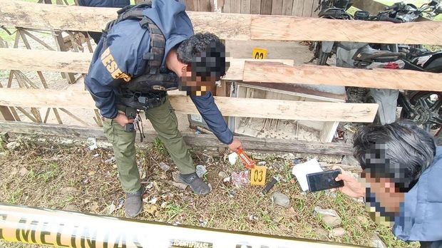 Polisi melakukan olah TKP penikaman tenaga honorer RSUD Dekai di Yahukimo. Polisi melakukan olah TKP penikaman tenaga honorer RSUD Dekai di Yahukimo.