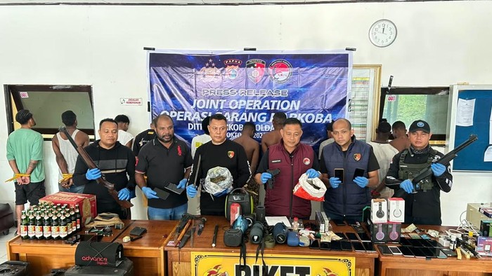 Polisi menggerebek Kampung Vietnam di Kota Jayapura, Papua, terkait peredaran narkoba.