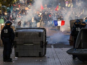 Video: Demo Berujung Ricuh Lumpuhkan Paris, Apa Respons Wisatawan?