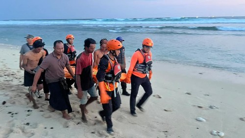 Proses evakuasi jenazah perempuan diduga WNA di Pantai Nyang-nyang, Desa Pecatu, Kecamatan Kuta Selatan, Badung, Sabtu (24/10/2026). (Dok. Basarnas Denpasar)