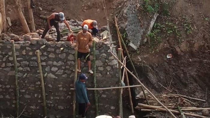 Perbaikan saluran irigasi Desa Sumberagung, Kecamatan Pesanggaran, Banyuwangi