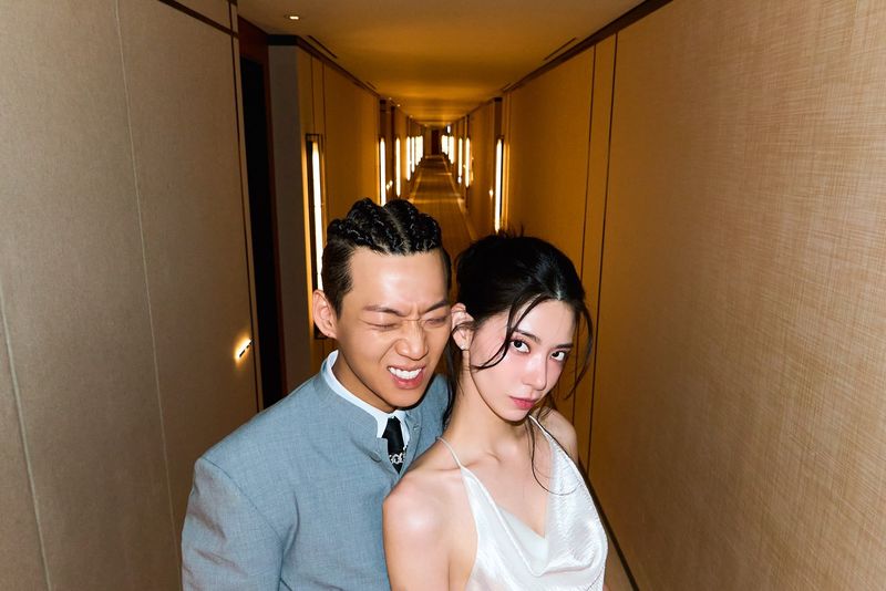 Rapper Yang Hong Won terseret skandal perselingkuhan hanya lima hari setelah menikahi model Won Hyun Joo. Foto pernikahan Yang Hong Won dan Won Hyun Joo.