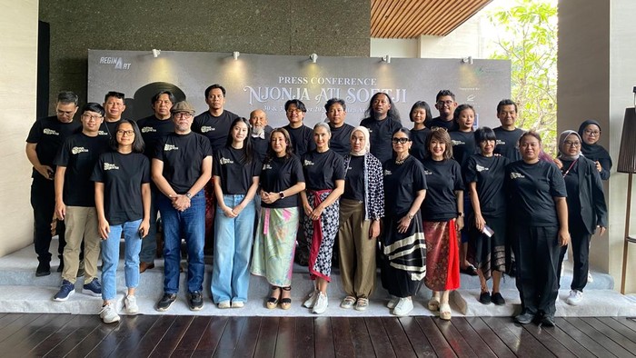 Regina Art Regina Art pentaskan Njonya Ati Soetji ke teater.