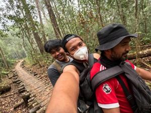 Kisah Andi Akell Jadi Ojek Logistik Petugas Karhutla di Tanjung Puting