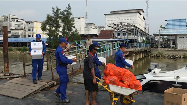 Satpolairud Polda Riau menyalurkan bantuan sembako kepada warga pesisir