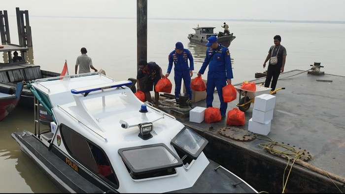 Satpolairud Polda Riau menyalurkan bantuan sembako kepada warga pesisir