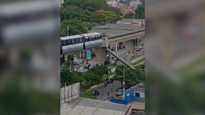 Sebuah crane (Derek) tumbang dan mengenai jalur monorel Linha 15-Prata di So Paulo, Brasil