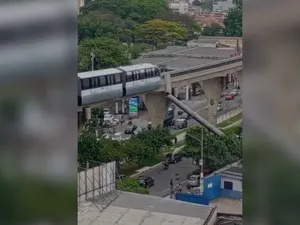 Ngeri, Crane Tumbang Lalu Ditabrak Kereta Monorel