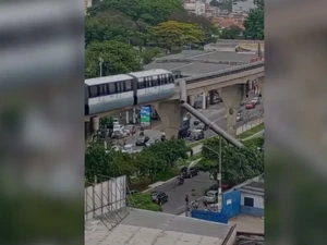 Ngeri, Crane Tumbang Lalu Ditabrak Kereta Monorel