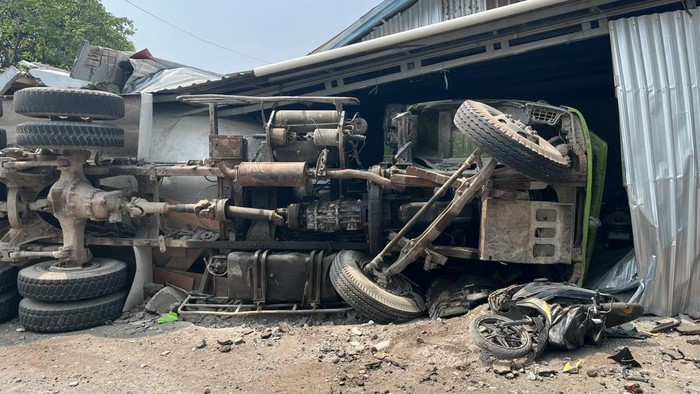Sebuah truk menabrak 4 kendaraan dan toko di Ternate.
