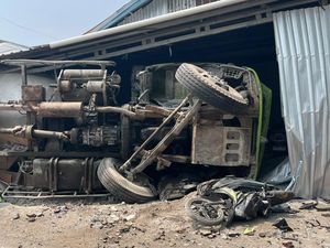 Truk Tabrak Beruntun 4 Kendaraan-Toko di Ternate, 1 Wanita Tewas