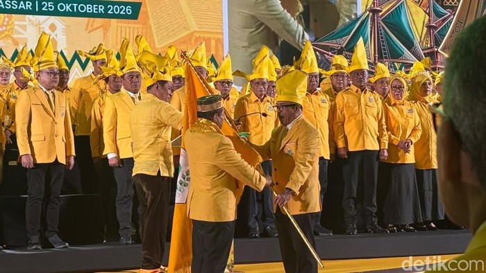 Sekjen Golkar Muhammad Sarmuji melantik Ilham Arief Sirajuddin sebagai ketua DPD Golkar Sulsel 2025-2030.