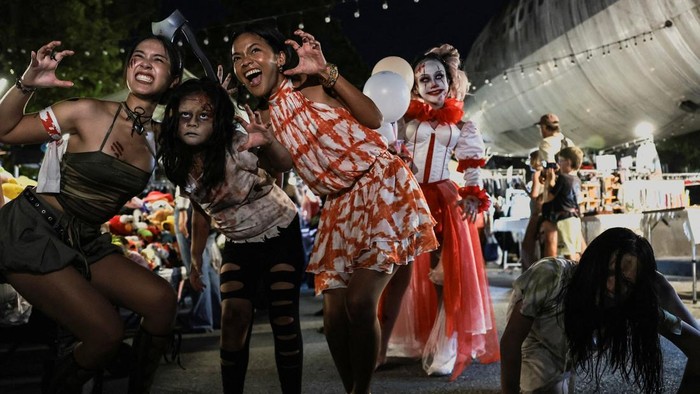Suasana menjelang Halloween terasa meriah di Bangkok, Thailand, pada Sabtu (24/10/2026). Sejumlah orang berpartisipasi dalam kontes kostum Halloween dengan menampilkan beragam penampilan kreatif yang menarik perhatian. REUTERS/Chalinee Thirasupa
