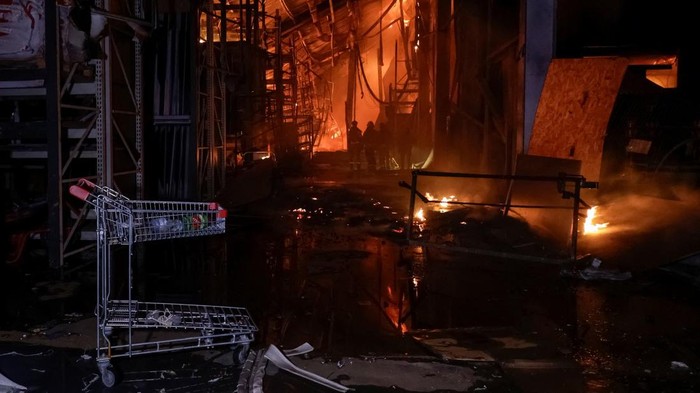 Serangan Rudal Rusia Hantam Kharkiv, Pusat Perbelanjaan Terbakar