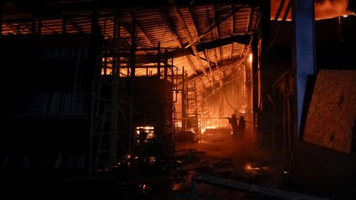 Serangan Rudal Rusia Hantam Kharkiv, Pusat Perbelanjaan Terbakar