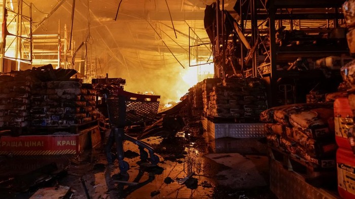 Serangan Rudal Rusia Hantam Kharkiv, Pusat Perbelanjaan Terbakar
