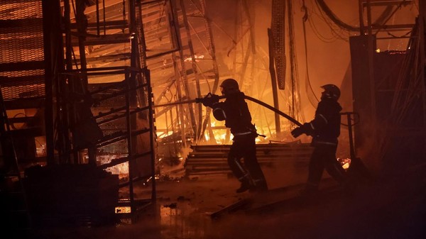 Serangan Rudal Rusia Hantam Kharkiv, Pusat Perbelanjaan Terbakar