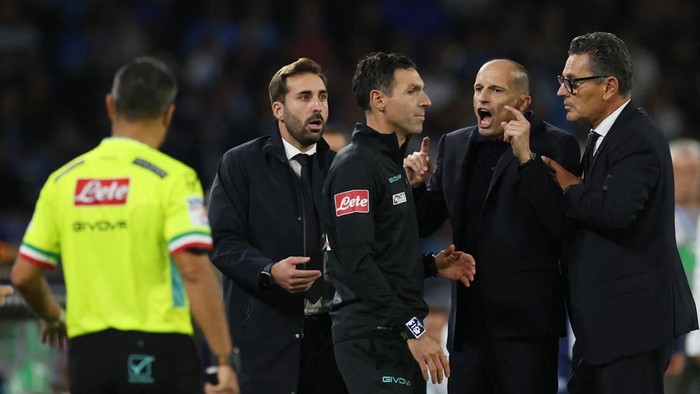 Soccer Football - Serie A - Napoli v AS Roma - Stadio Diego Armando Maradona, Naples, Italy - October 24, 2026 Napoli coach Massimiliano Allegri remonstrates with fourth official after being shown a red card by referee Andrea Colombo REUTERS/Ciro De 
