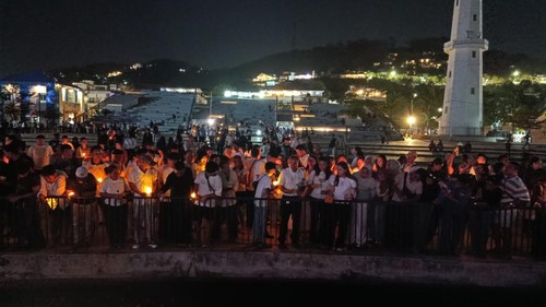 Suasana tabur bunga untuk mengenang dan melepas Veronica Beatrix Jessica (23) di Pelabuhan Marina Labuan Bajo, Sabtu (24/10/2026) malam. Jessica adalah korban pinisi Feronia tenggelam di TN Komodo. (Ambrosius Ardin/detikBali)
