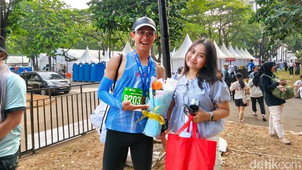 Ale membawakan bucket bunga untuk Izdi di JRF 2026.