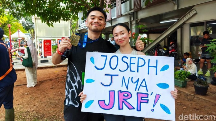 Heidi membuat poster sebagai dukungan untuk Joseph di JRF 2026.