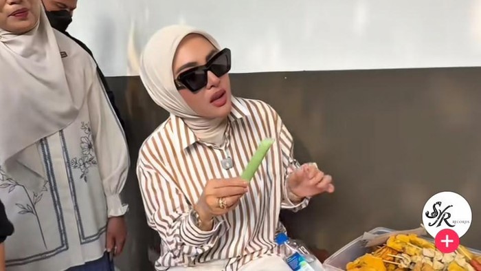 Syahrini jajan es mambo