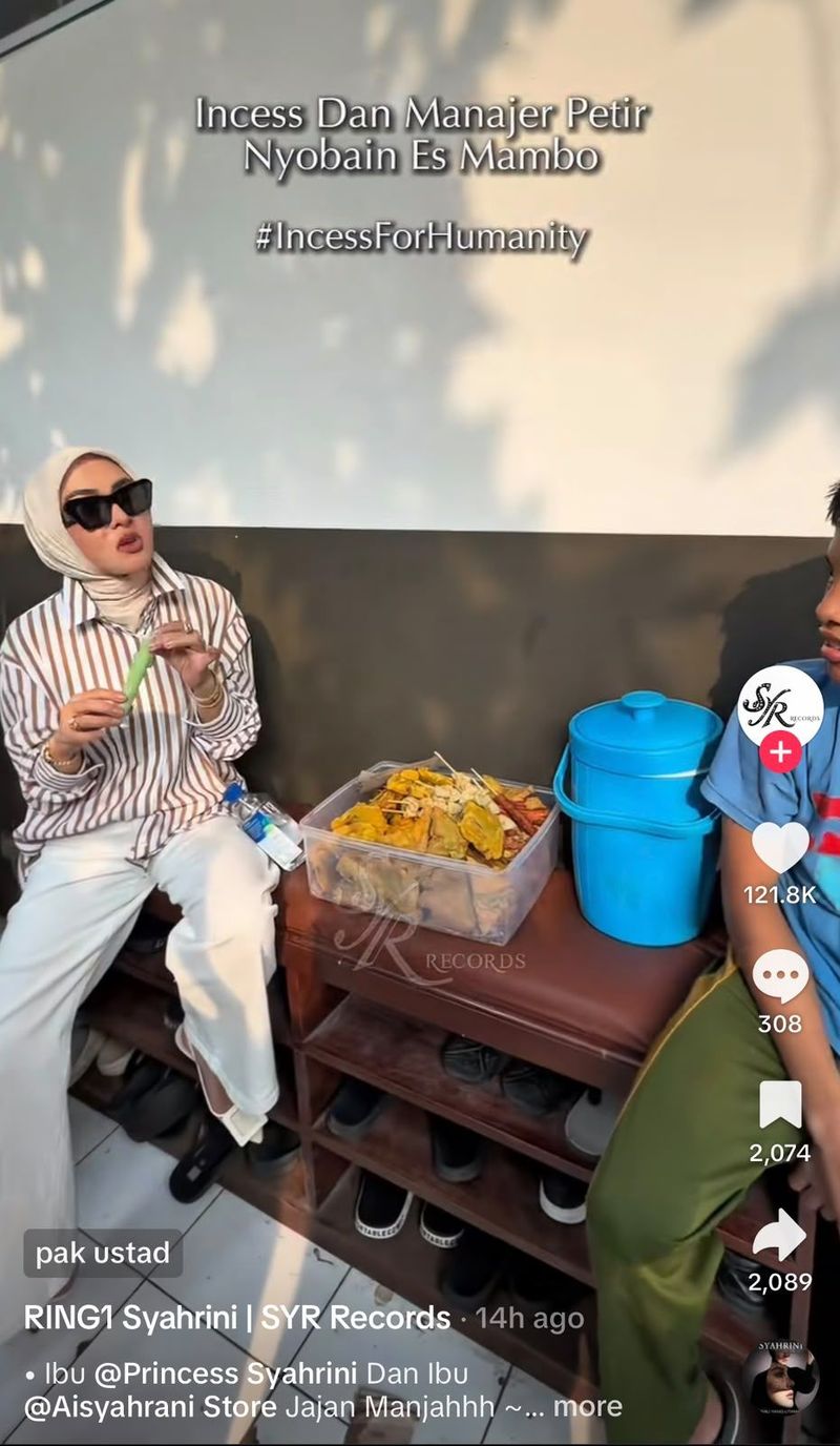 Syahrini jajan es mambo