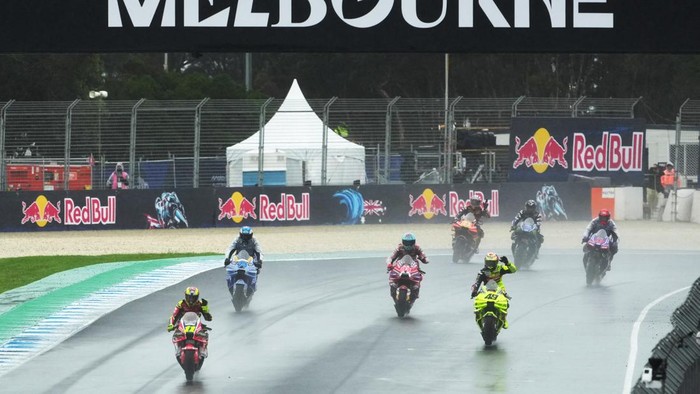 Balapan utama MotoGP Australia 2026 resmi dibatalkan akibat kondisi cuaca buruk yang menyebabkan jarak pandang terbatas di Sirkuit Phillip Island, Minggu (25/10/2026). Keputusan ini diambil setelah kondisi lintasan dinilai belum memungkinkan untuk me