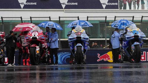 Balapan utama MotoGP Australia 2026 resmi dibatalkan akibat kondisi cuaca buruk yang menyebabkan jarak pandang terbatas di Sirkuit Phillip Island, Minggu (25/10/2026). Keputusan ini diambil setelah kondisi lintasan dinilai belum memungkinkan untuk menggelar balapan dengan aman. REUTERS/Asanka Brendon Ratnayake