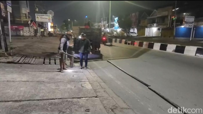 Tangkapan layar aktivitas penggalian tanah yang diduga terkait pencurian kabel PJU dan jaringan bawah tanah di Samarinda.