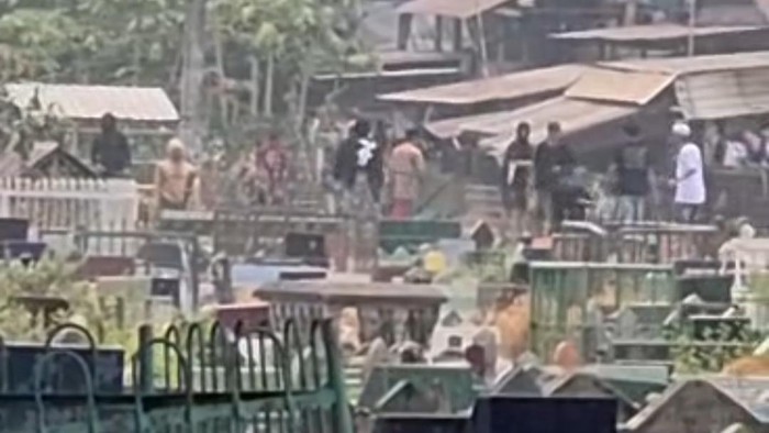 Tawuran antarwarga Sapiria Vs Borta pecah di kawasan pemakaman Tallo, Makassar.