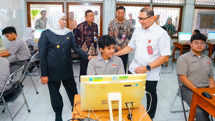 Gubernur Khfifah saat mengecek persiapan Tes Kemampuan Akademik (TKA) siswa
