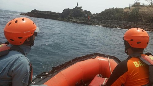Tim SAR gabungan melakukan pencarian pemuda asal Klungkung yang hilang saat mancing di Pantai Bukit Asah, Karangasem, Minggu (25/10/2026). (Dok. Basarnas Karangasem)