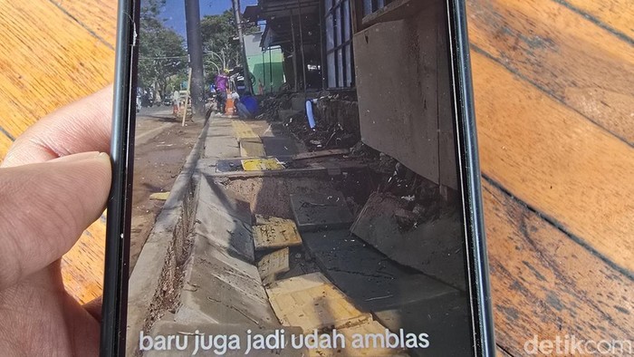 Viral trotoar di Dekat Kantor Pemkot Cimahi ambles usai diguyur hujan deras