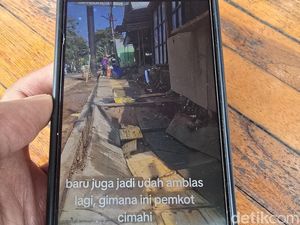 Baru Diperbaiki, Trotoar di Dekat Kantor Pemkot Cimahi Ambles