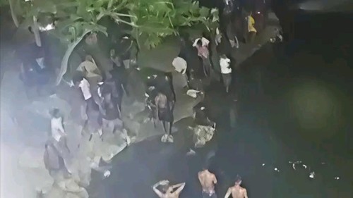 Upaya pencarian warga bernama Selviana Ambu Kaka (24) setelah diterkam buaya di Sungai Bondo Kodi, Kecamatan Kodi, SBD, NTT, Jumat (23/10/2026) malam. (Istimewa)