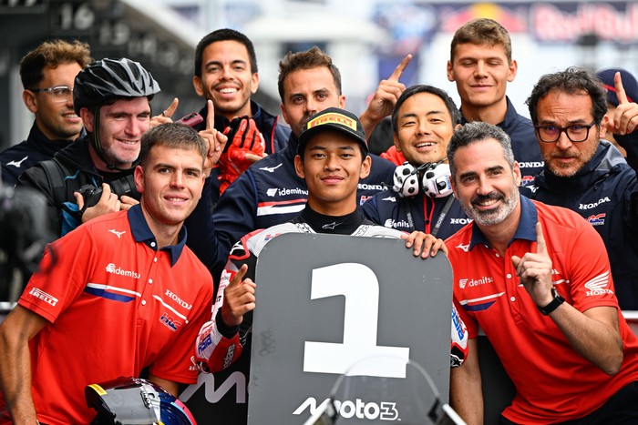 veda ega pratama,moto3 australia,moto3 australia 2026,pole position,honda team asia PHILLIP ISLAND, AUSTRALIA - OCTOBER 24: Pole position qualifier Veda Pratama of Indonesia riding the Honda Team Asia bike celebrates in parc ferme during Moto3 qualifying during the MotoGP Of Australia at Phillip Island Grand Prix Circuit on October 24, 2026 in Phillip Island, Australia. (Photo by Gold & Goose Photography/Getty Images)