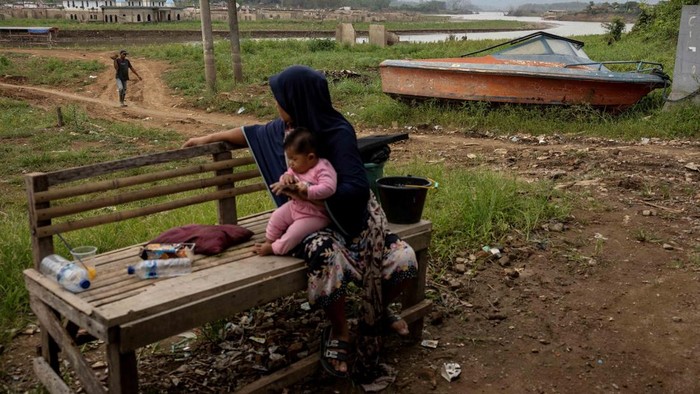 Air Waduk Karian Surut, Desa Somang yang Tenggelam Muncul Kembali Sisa-sisa Desa Somang di Kabupaten Lebak, Banten, kembali terlihat setelah permukaan air Waduk Karian mengalami penurunan. Fenomena ini terjadi di tengah kekeringan berkepanjangan yang dikaitkan dengan fenomena iklim El Niño, memperlihatkan kembali bangunan yang sebelumnya terendam air. REUTERS/Willy Kurniawan
