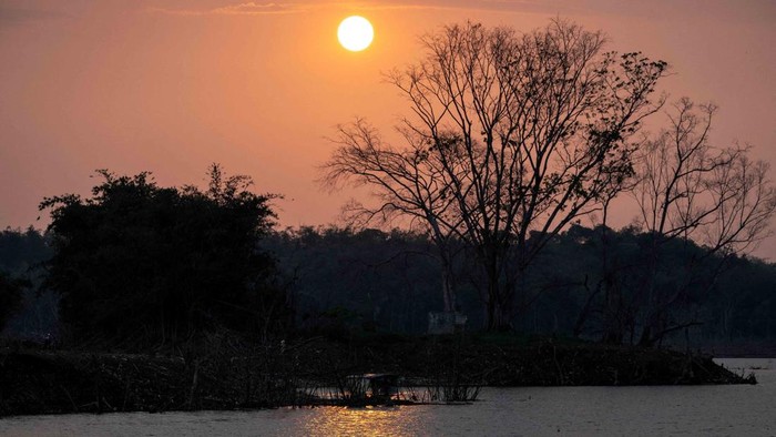 Air Waduk Karian Surut, Desa Somang yang Tenggelam Muncul Kembali Sisa-sisa Desa Somang di Kabupaten Lebak, Banten, kembali terlihat setelah permukaan air Waduk Karian mengalami penurunan. Fenomena ini terjadi di tengah kekeringan berkepanjangan yang dikaitkan dengan fenomena iklim El Niño, memperlihatkan kembali bangunan yang sebelumnya terendam air. REUTERS/Willy Kurniawan