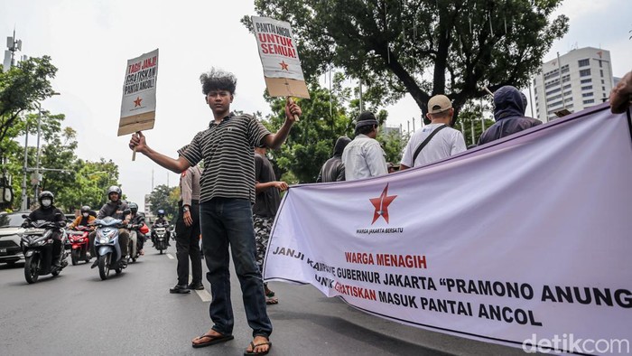 Sejumlah warga yang tergabung dalam Warga Jakarta Bersatu menggelar aksi di depan Balai Kota DKI Jakarta, Senin (26/10/2026). Mereka menuntut kejelasan dan realisasi akses gratis ke Ancol dan Taman Margasatwa Ragunan, yang dinilai penting bagi masyarakat berpenghasilan rendah untuk mendapatkan ruang rekreasi yang terjangkau.