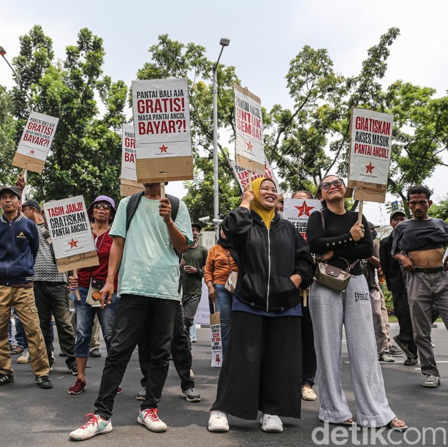 Warga Tuntut Akses Gratis Pantai Ancol